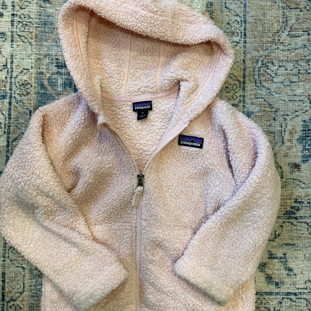 Size 2T (my daughter wore at 3 as well) Patagonia light pink fleece